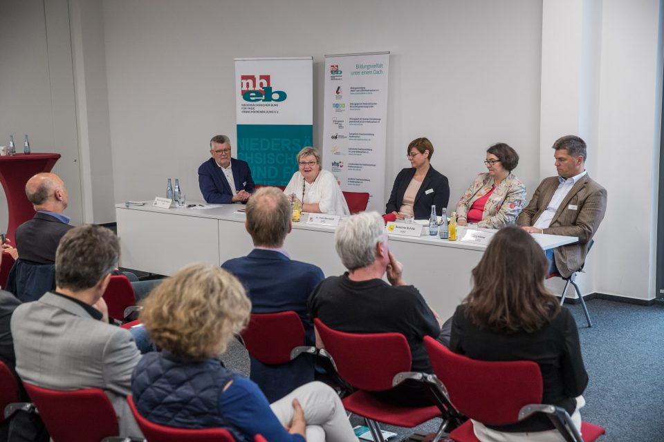 Gespräche mit politischen SprecherInnen. Eva Viehoff (Die Grünen), Dr. Thela Wernstedt (SPD). Susanne Schütz (FDP), Jörg Hillmer (CDU) - Gespräche mit der Politik - Nbeb