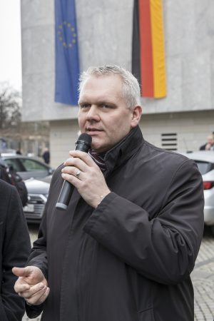 Tobias Eineder - Erwachsenenbildung ist MehrWERT und demonstriert dies vor dem niedersächsischen Landtag - Nbeb