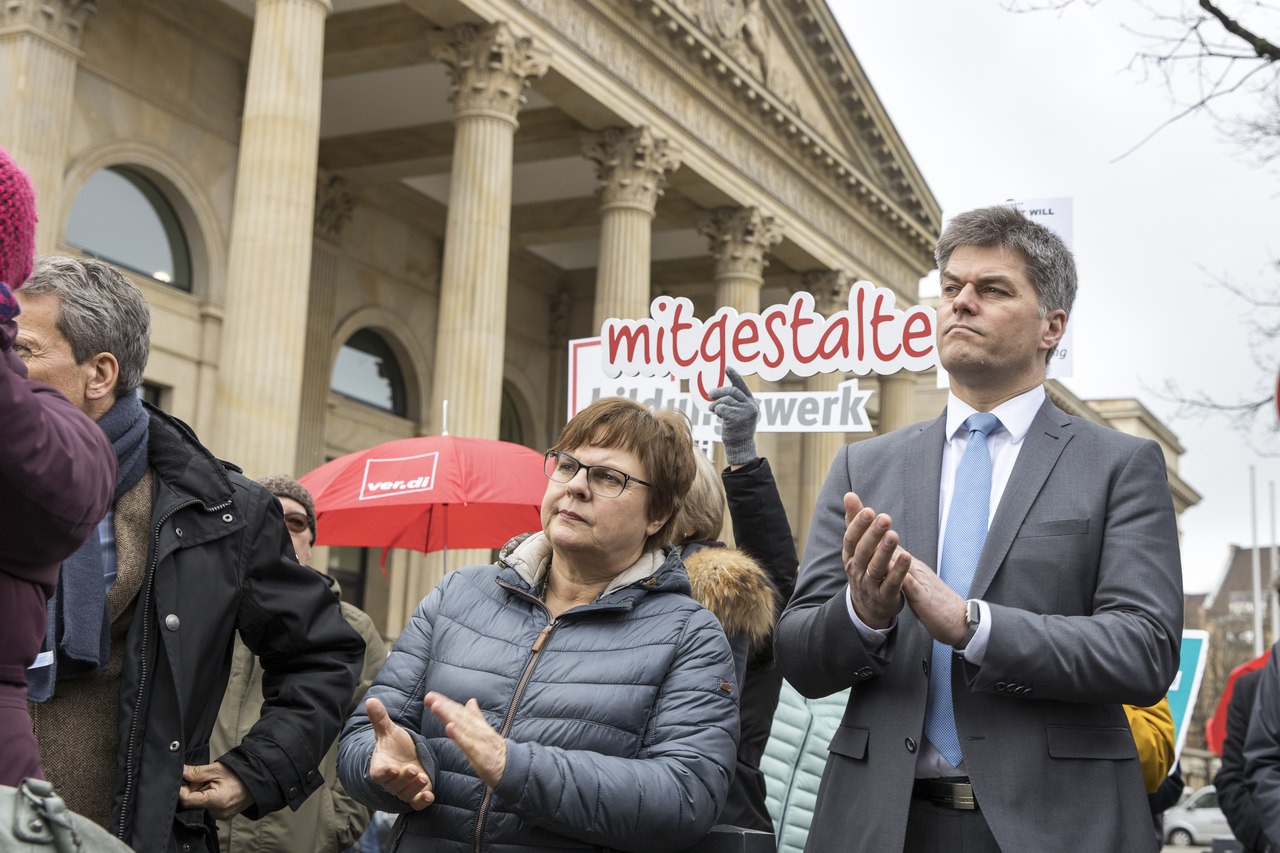 Erwachsenenbildung ist MehrWERT und demonstriert dies vor dem niedersächsischen Landtag - Menschenmenge klatscht - Nbeb