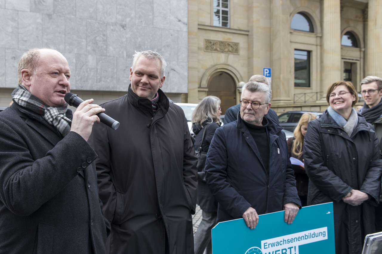 Erwachsenenbildung ist MehrWERT und demonstriert dies vor dem niedersächsischen Landtag - Person redet und Menschenmenge hört zu - Nbeb