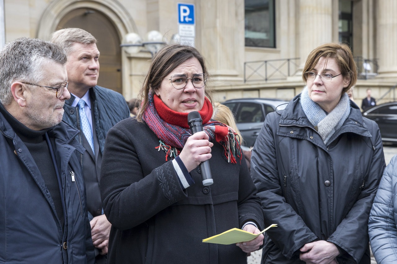 Erwachsenenbildung ist MehrWERT und demonstriert dies vor dem niedersächsischen Landtag - Person redet und Menschenmenge hört zu - Nbeb