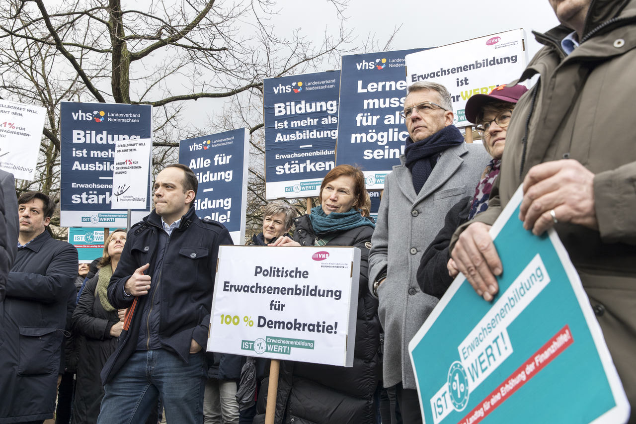 Erwachsenenbildung ist MehrWERT und demonstriert dies vor dem niedersächsischen Landtag - Person redet und Menschenmenge hört zu - Nbeb