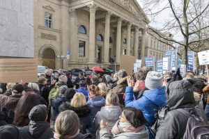 Erwachsenenbildung ist MehrWERT und demonstriert dies vor dem niedersächsischen Landtag - Person redet und Menschenmenge hört zu - Nbeb