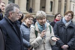 Erwachsenenbildung ist MehrWERT und demonstriert dies vor dem niedersächsischen Landtag - Person redet und Menschenmenge hört zu - Nbeb