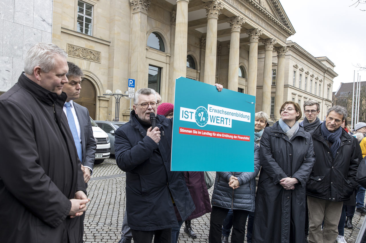 Erwachsenenbildung ist MehrWERT und demonstriert dies vor dem niedersächsischen Landtag - Gerhard Wegner redet und Menschenmenge hört zu - Nbeb