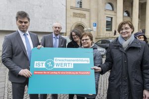 Erwachsenenbildung ist MehrWERT und demonstriert dies vor dem niedersächsischen Landtag - Menschenmenge mit Schild - Nbeb