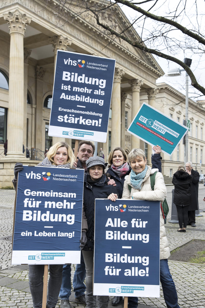 Erwachsenenbildung ist MehrWERT und demonstriert dies vor dem niedersächsischen Landtag - Menschenmenge mit Schild - Nbeb