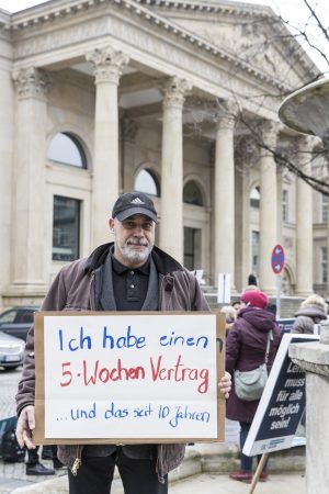 Erwachsenenbildung ist MehrWERT und demonstriert dies vor dem niedersächsischen Landtag - Person mit Schild - Nbeb