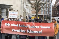 Erwachsenenbildung ist MehrWERT und demonstriert dies vor dem niedersächsischen Landtag - Menschenmenge mit Schild - Nbeb