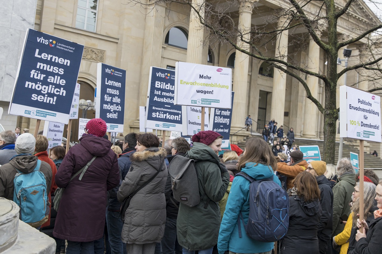 Erwachsenenbildung ist MehrWERT und demonstriert dies vor dem niedersächsischen Landtag - Nbeb