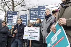 Erwachsenenbildung ist MehrWERT und demonstriert dies vor dem niedersächsischen Landtag - Nbeb