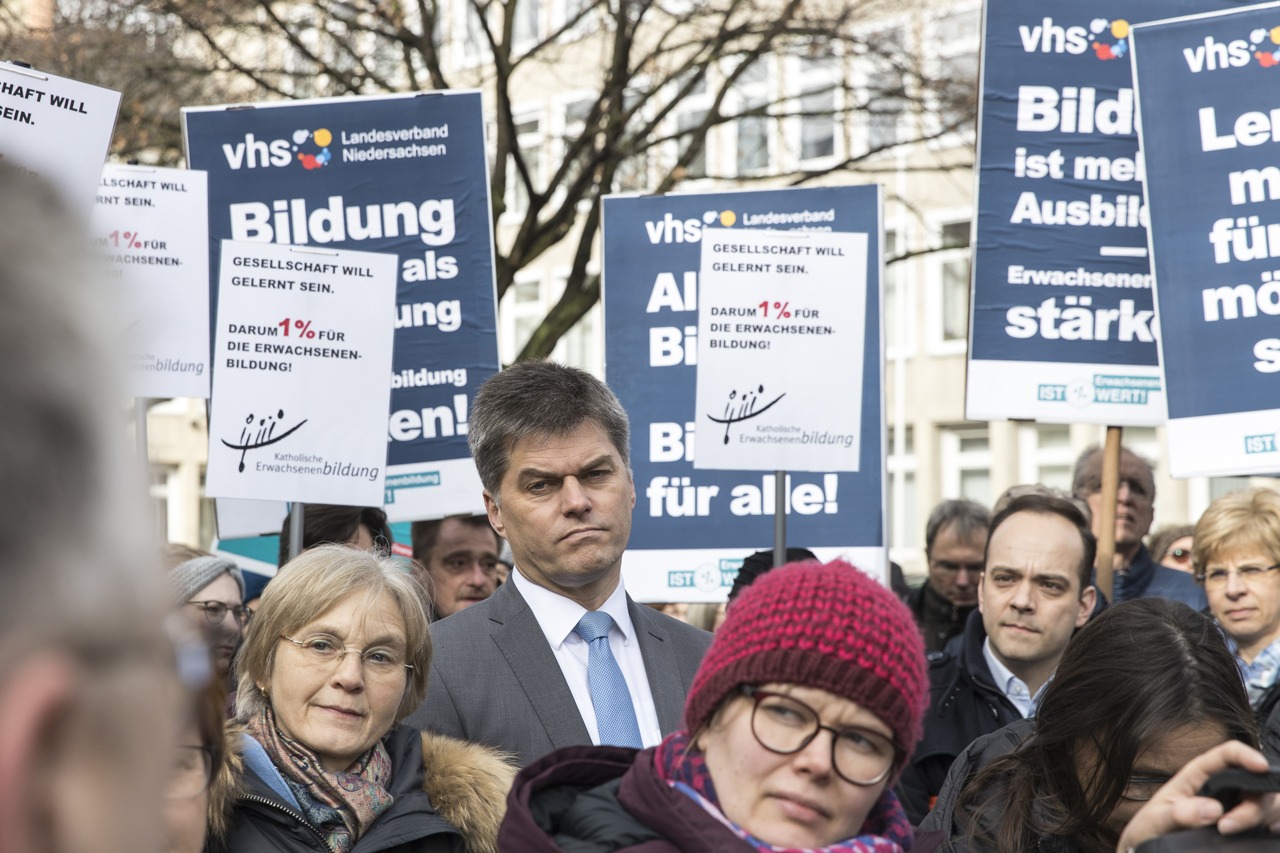 Erwachsenenbildung ist MehrWERT und demonstriert dies vor dem niedersächsischen Landtag - Nbeb